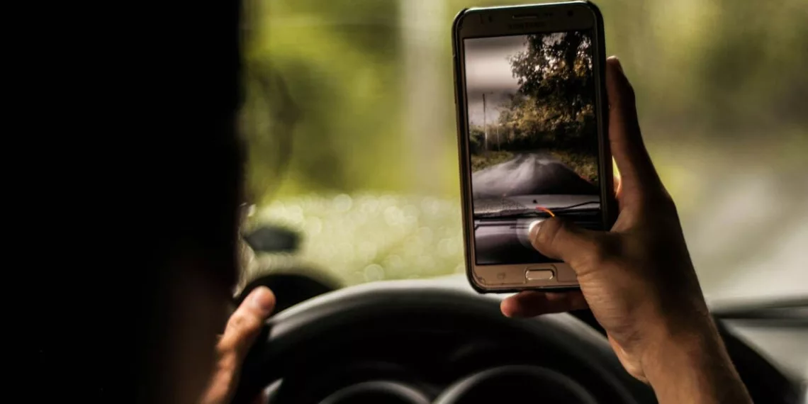 multa dirigir celular 1 Multa por Dirigir com Celular: O Custo da Distração ao Volante