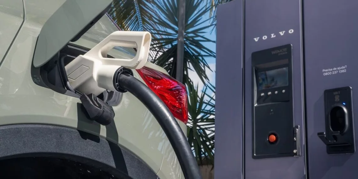 12 Volvo muda estratégia: Recarga de carros elétricos agora é paga para outras marcas