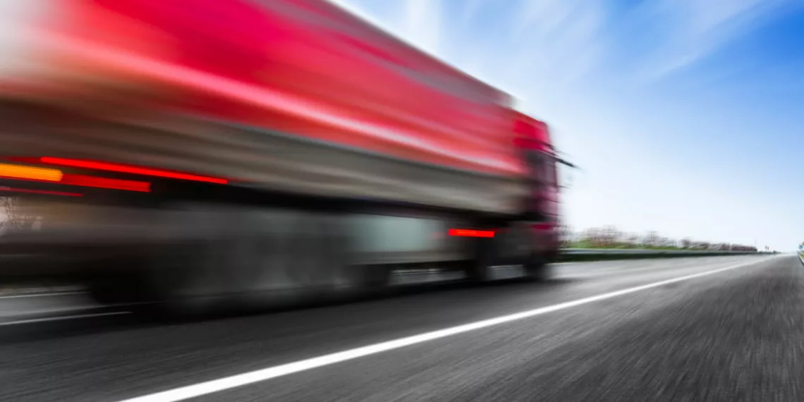 carro caminhao Como Ultrapassar Caminhões com Segurança: Dicas Cruciais para Motoristas