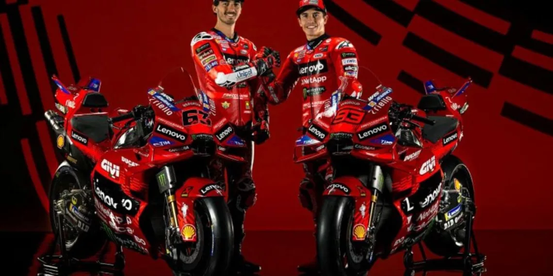 pecco bagnaia e marc marquez junto com a ducati desmosedici gp25 ducati lenovo motociclismoonline Ducati Desmosedici GP25: O Futuro da Velocidade na MotoGP