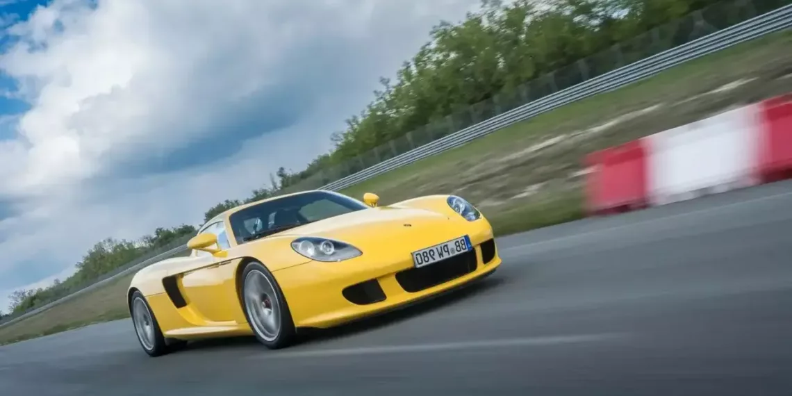 porsche carrera gt 2005 amarelo frente em movimento 1536x1024 1 Novos pneus transformam o Porsche Carrera GT em um ícone ainda mais veloz