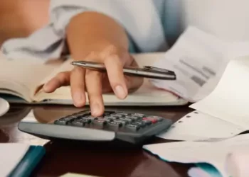 cropped-empresario-trabalhando-com-conta.webp