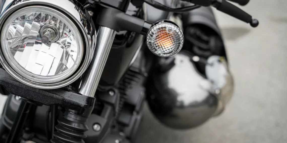 farol moto 1 Farol de moto apagado dá multa mesmo de dia: entenda a regra e sua importância na segurança