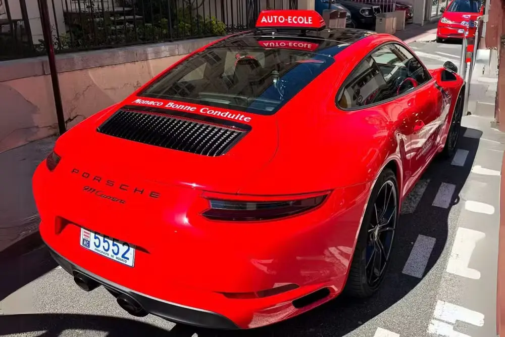 porsche 911 carrera autoescola m 1 "Bora" marcar uma aula prática? Porsche 911 Carrera vira carro de autoescola em Mônaco.