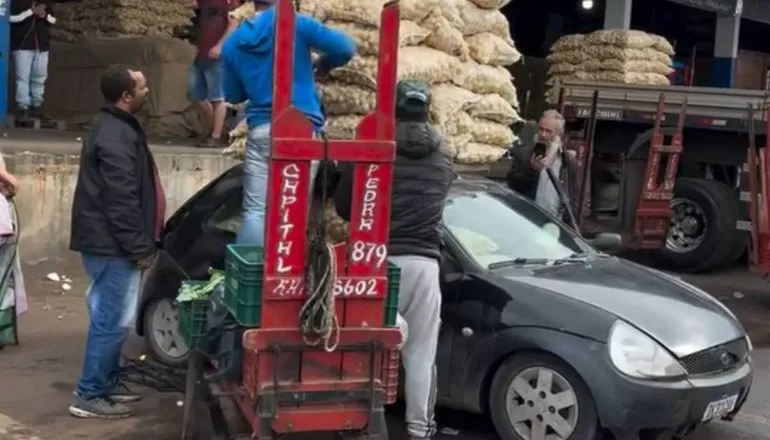 KAminhao 770x440 1 O “KAminhão” de Curitiba: Ford Ka carrega tonelada de batatas e viraliza nas redes sociais.