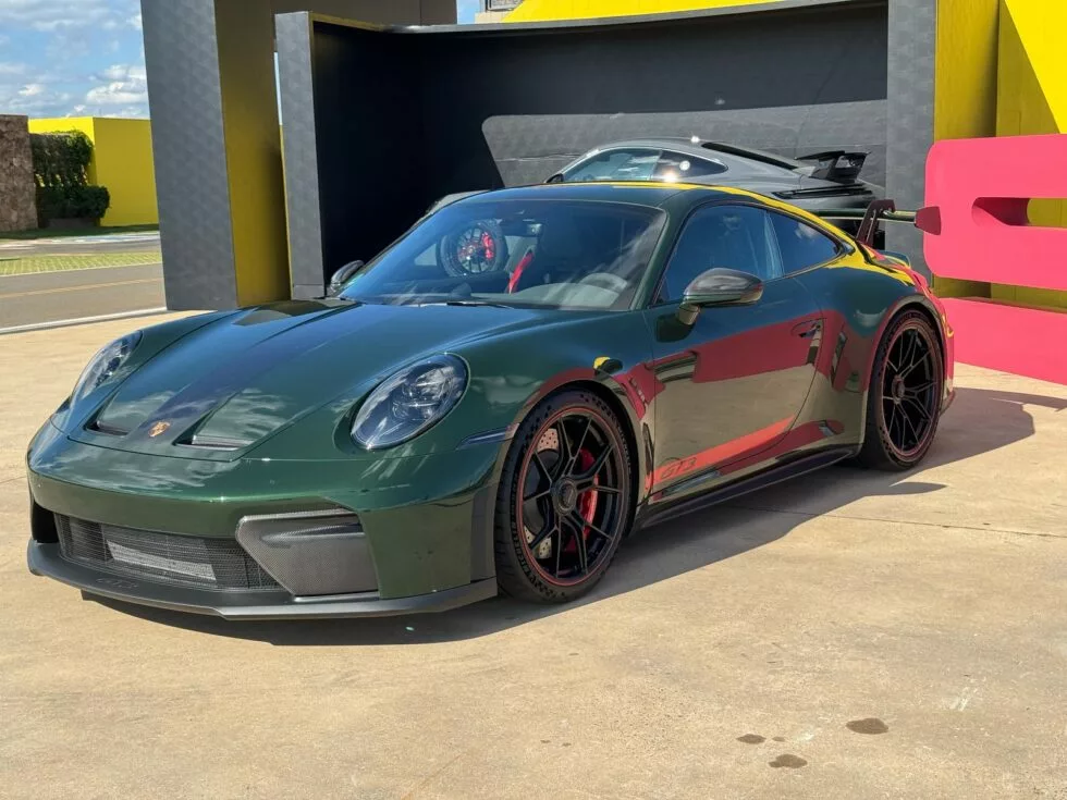 Porsche carreta gt3 Novo Porsche 911 2026 traz painel digital completo e estreia potente versão GTS híbrida com turbo elétrico