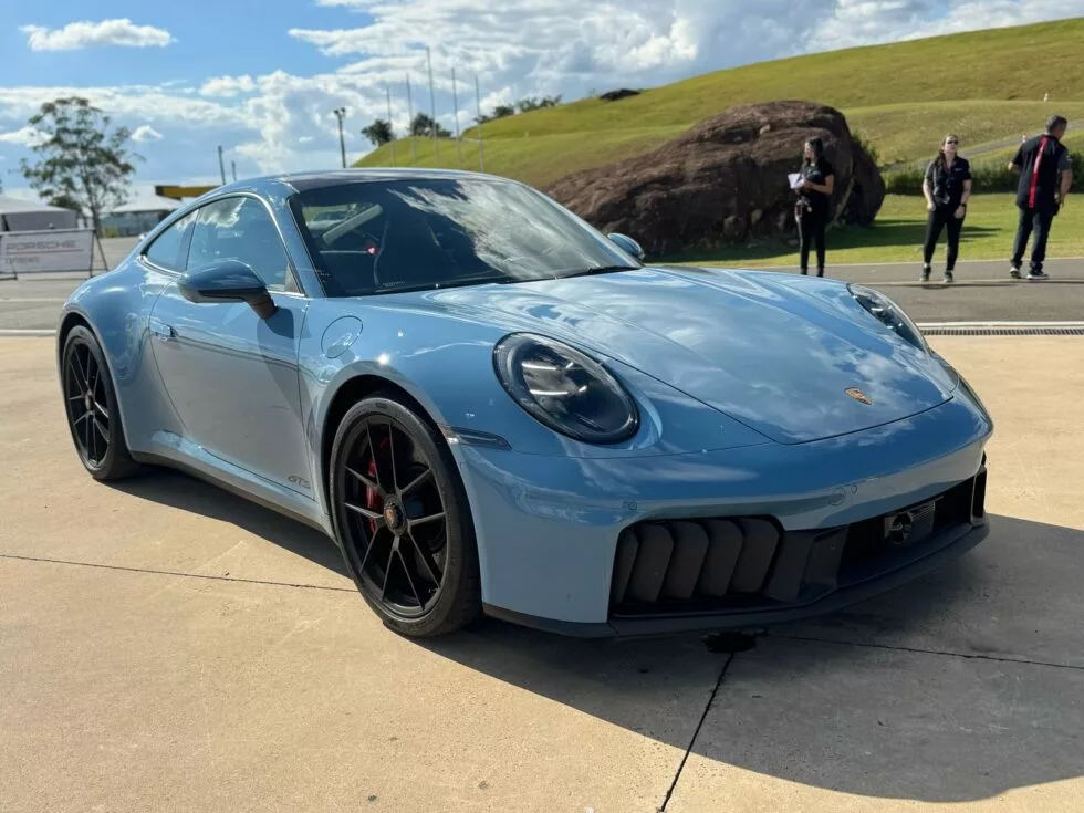 Porsche carreta hibrido Novo Porsche 911 2026 traz painel digital completo e estreia potente versão GTS híbrida com turbo elétrico