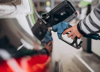 carros consumo 1 5 Carros com o pior consumo de combustível no Brasil em 2025