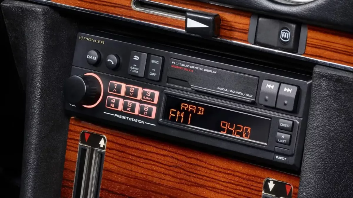 Pioneer SXT Volta ao futuro: Pioneer lança rádio que parece toca-fitas, mas esconde Bluetooth e USB