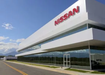 1 nissan fa brica de resende escrito rio frente12 41359704 Tarifas de Trump travam produção da Nissan e ameaçam mercado canadense