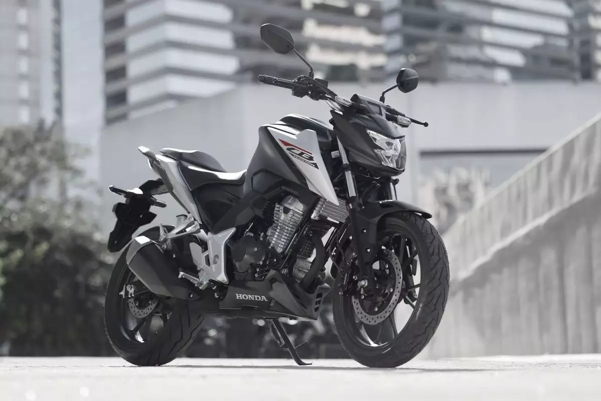 CB 300F Twister 2026 Cinza Honda CB 300F Twister 2026 chega às lojas com nova paleta e foco na liderança do segmento
