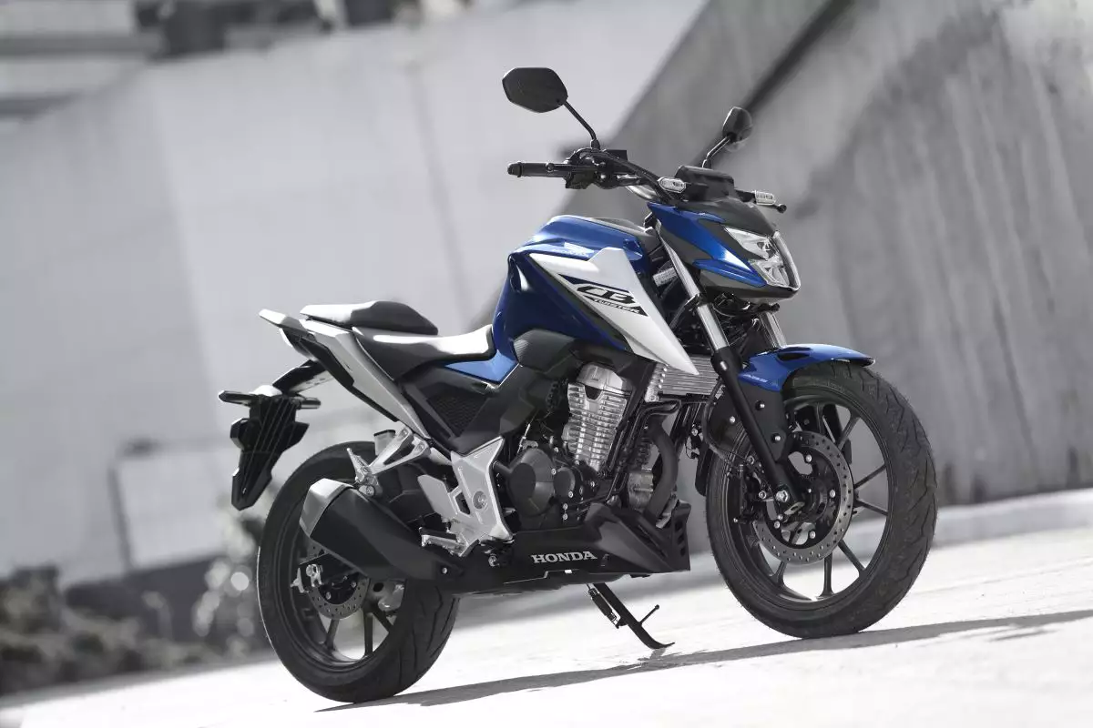 CB 300F Twister 2026 azul ABS Honda CB 300F Twister 2026 chega às lojas com nova paleta e foco na liderança do segmento