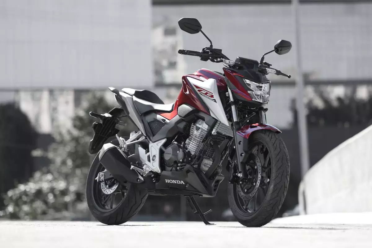 CB 300F Twister 2026 vermelha Honda CB 300F Twister 2026 chega às lojas com nova paleta e foco na liderança do segmento