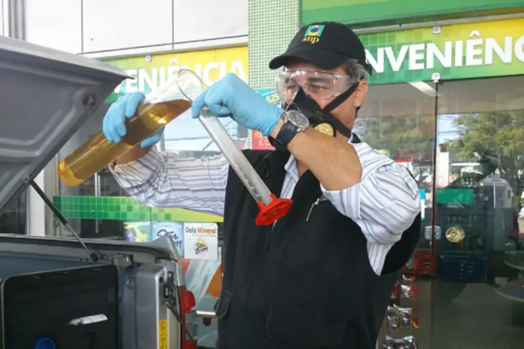 teste de qualidade de combustivel gasolina adulterada alcool etanol e1742242566555 Gasolina formulada é suspensa no Brasil: ANP redefine regras para o setor