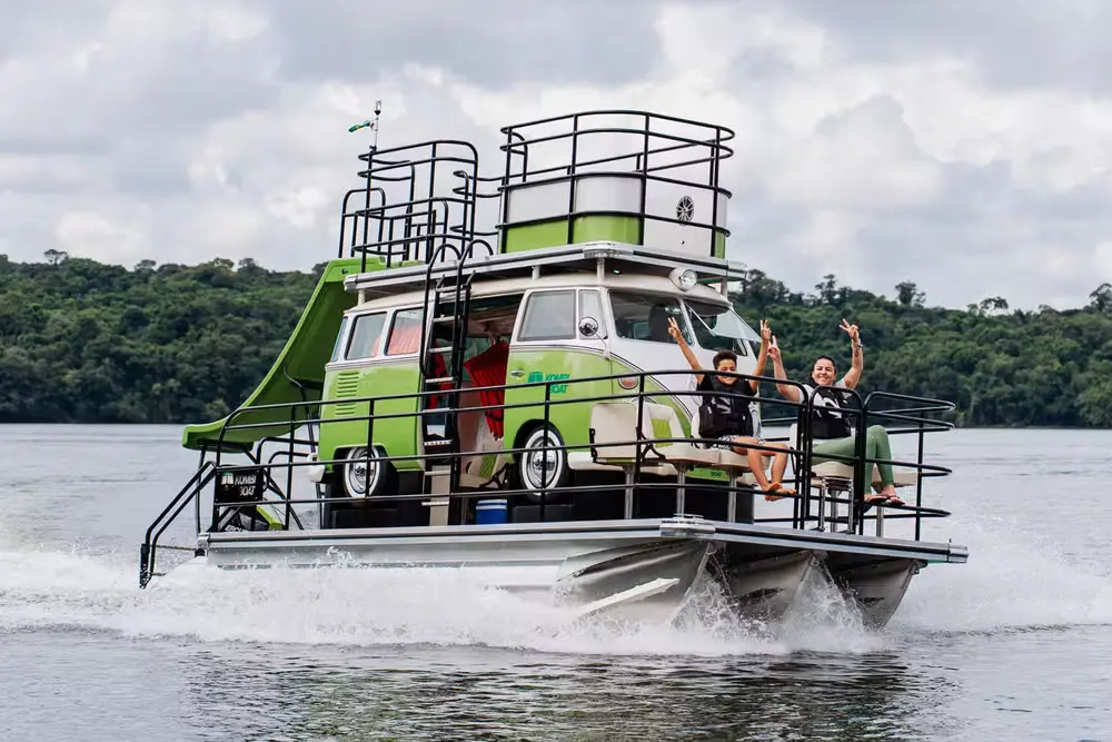 volkswagen kombi boat catamara diagonal dianteira Kombi Corujinha vira barco de luxo e chama atenção por unir nostalgia e inovação sobre as águas