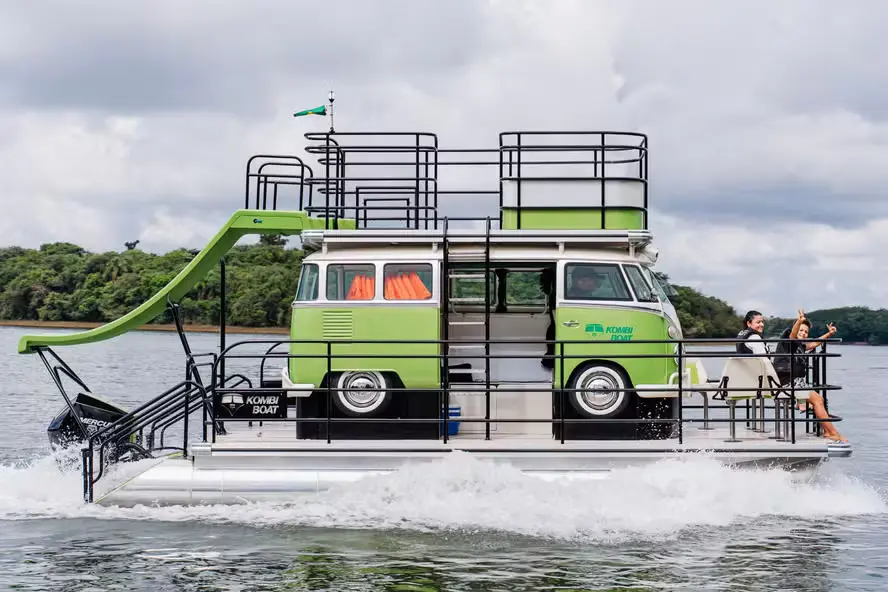 volkswagen kombi boat catamara lateral Kombi Corujinha vira barco de luxo e chama atenção por unir nostalgia e inovação sobre as águas
