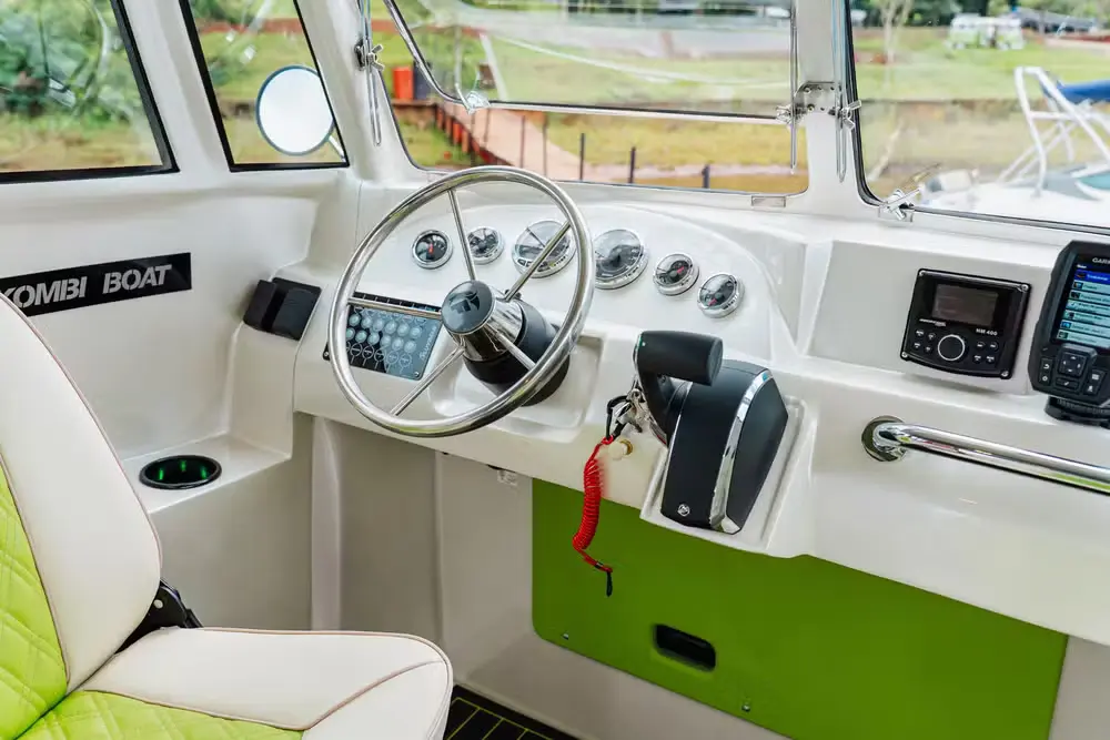 volkswagen kombi boat catamara painel Kombi Corujinha vira barco de luxo e chama atenção por unir nostalgia e inovação sobre as águas
