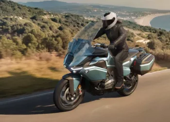 BMW R 1300 RT BMW R 1300 RT estreia no Brasil com câmbio automatizado e pacote premium de tecnologia