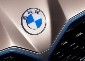 bmw logo BMW iX3 2025 estreia com novo logotipo e visual mais refinado