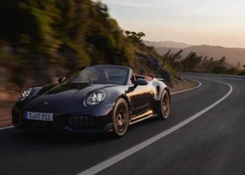porsche 911 1 Porsche 911 Turbo S 2025 chega ao Brasil com motor híbrido e 711 cv