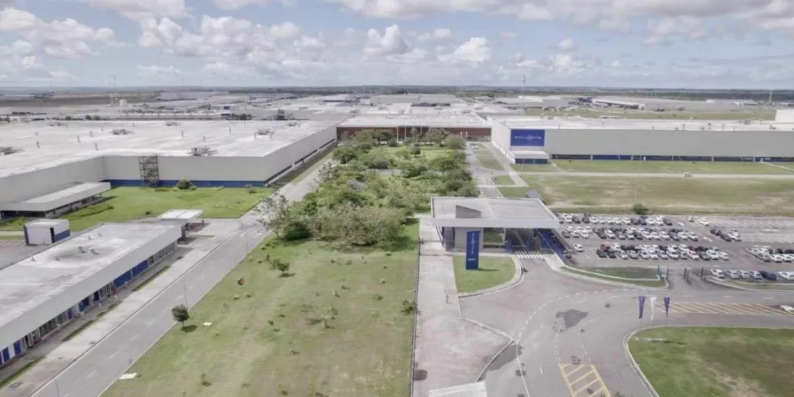 polo automotivo stellantis em goiana pernambuco com vista para os galpoes e carros estacionados 36509386 Stellantis atinge marco histórico com 100 mil veículos produzidos em um único mês